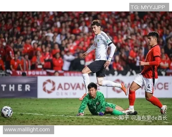 当红足球明星在赛场上的逆袭之路与背后的努力拼搏