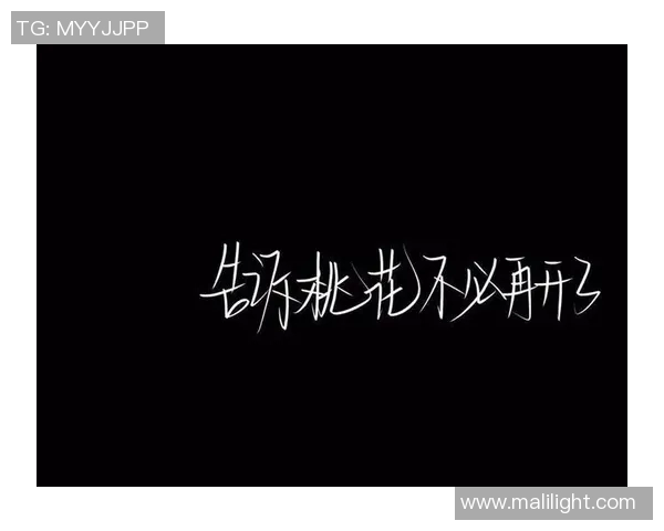 足球球星背影黑色背景下的荣耀与挑战 展现不一样的运动传奇